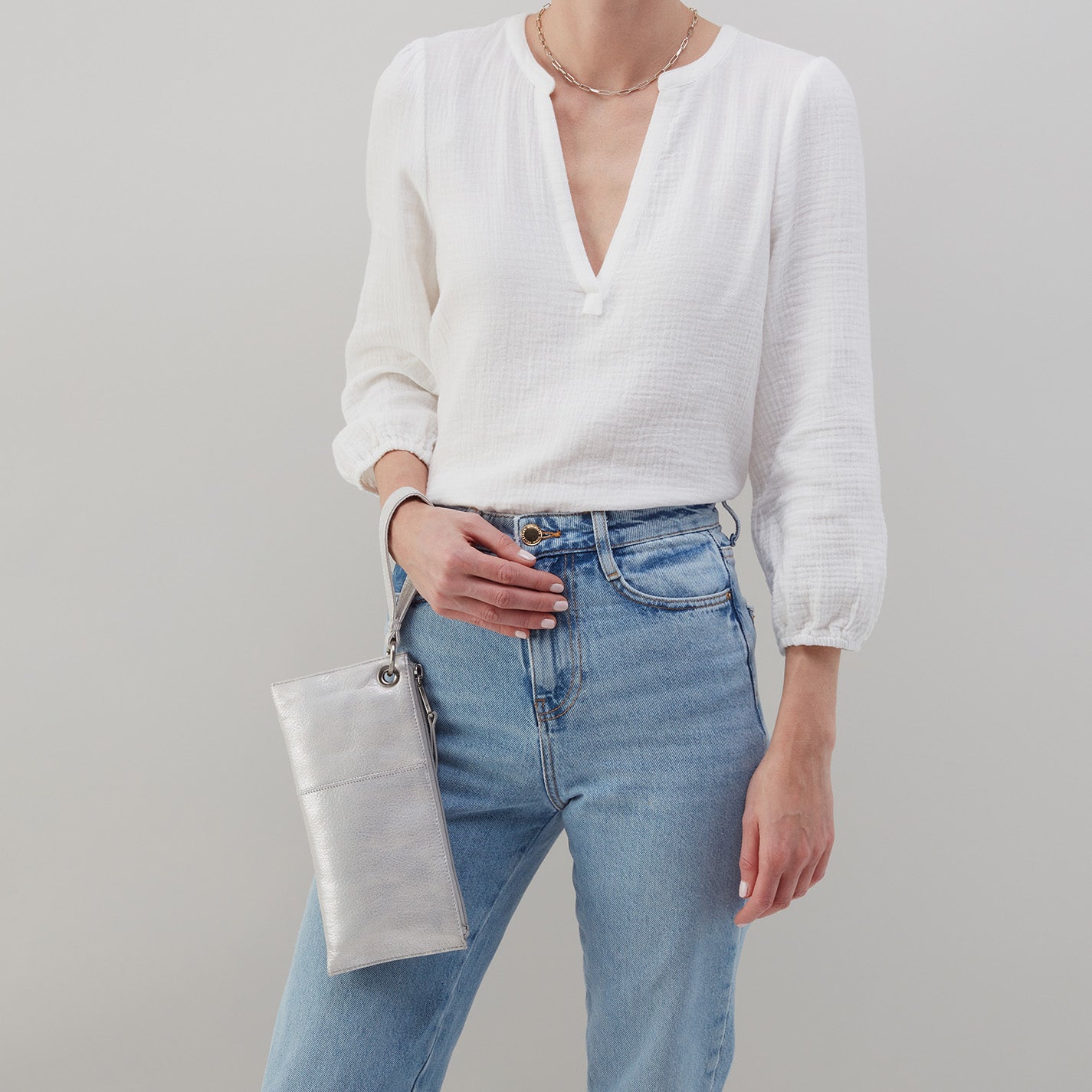 Vida Wristlet In Metallic Leather - Silver - Image 5