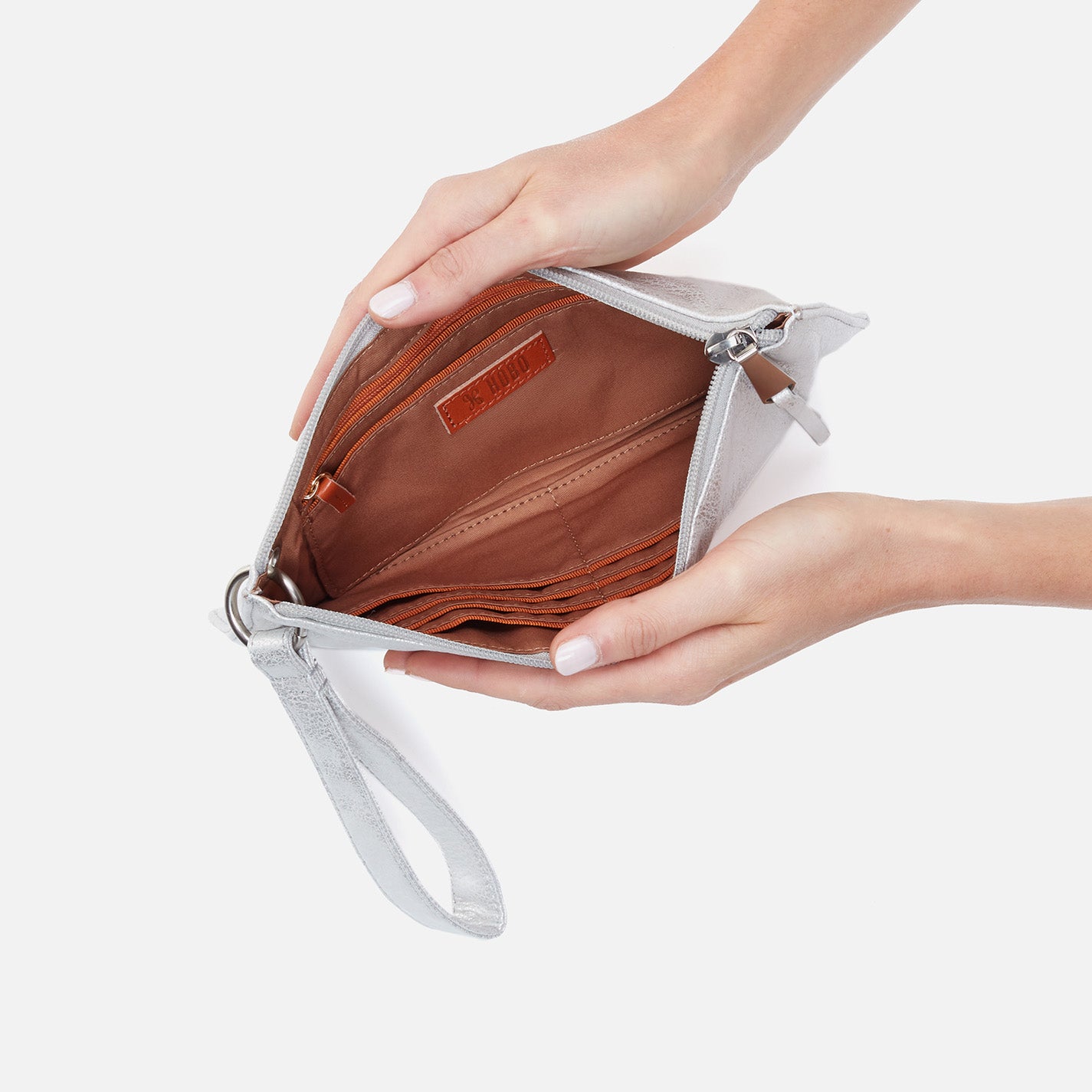 Vida Wristlet In Metallic Leather - Silver - Image 6