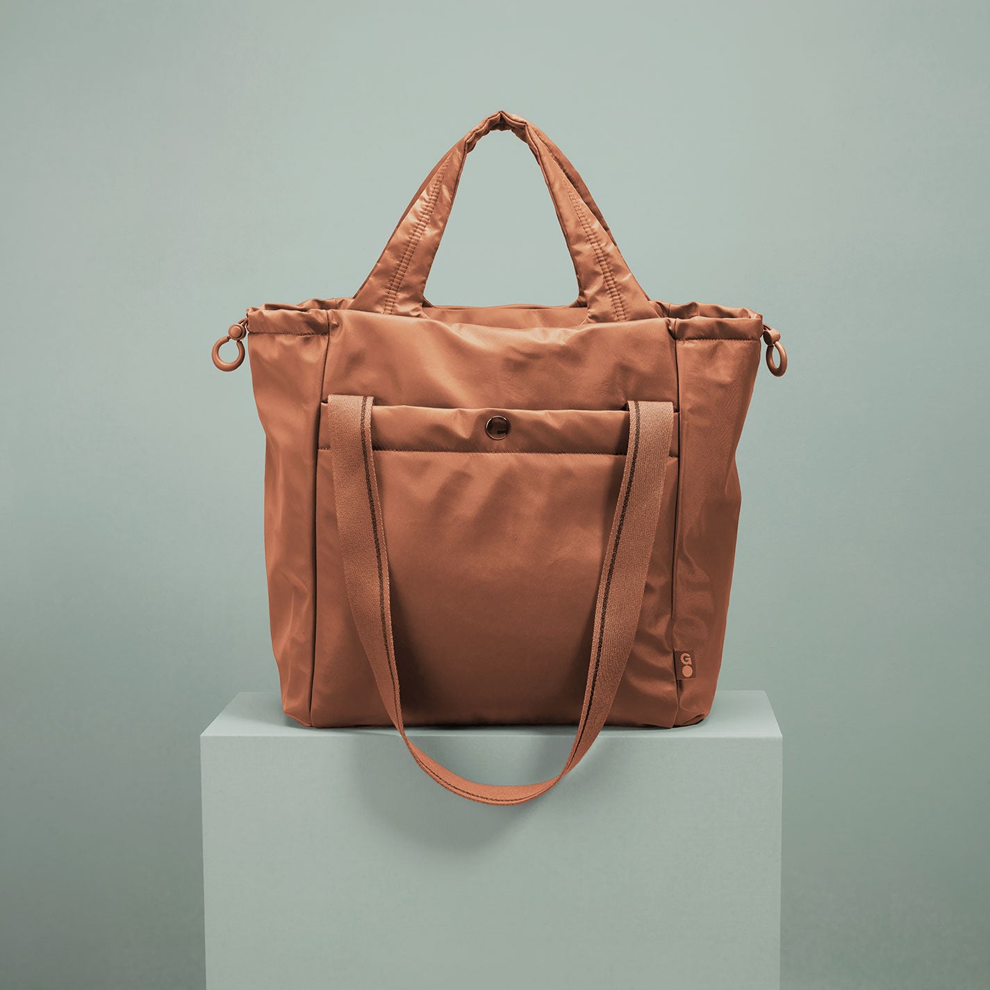 PLACES TO GO Tote in CaRefiber recycled nylon - Dune - Image 12