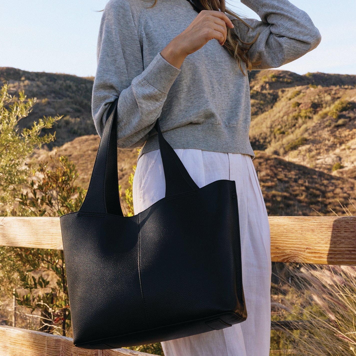 Vida Tote in Micro Pebbled Leather - Black - Image 2