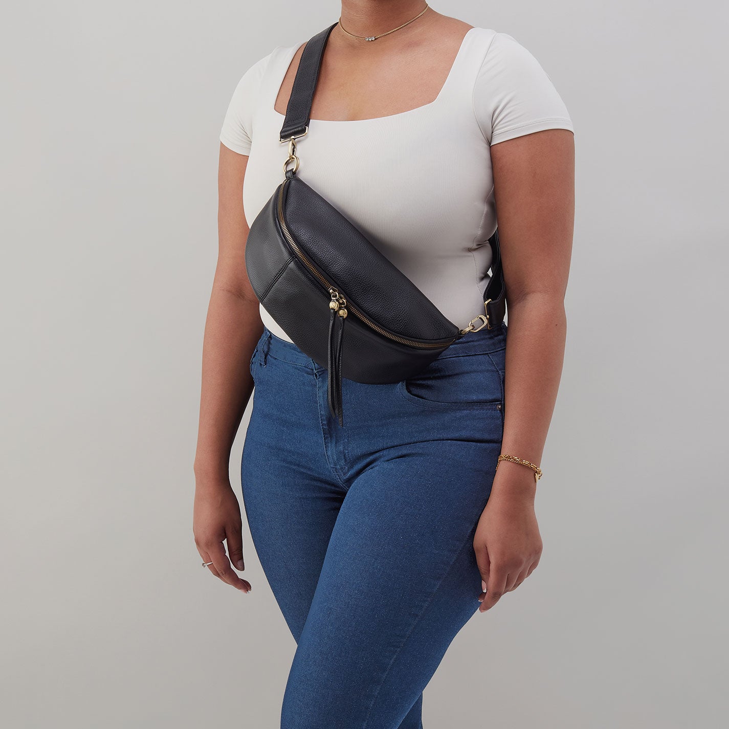 Hunter Medium Belt Bag In Pebbled Leather - Black - Image 3