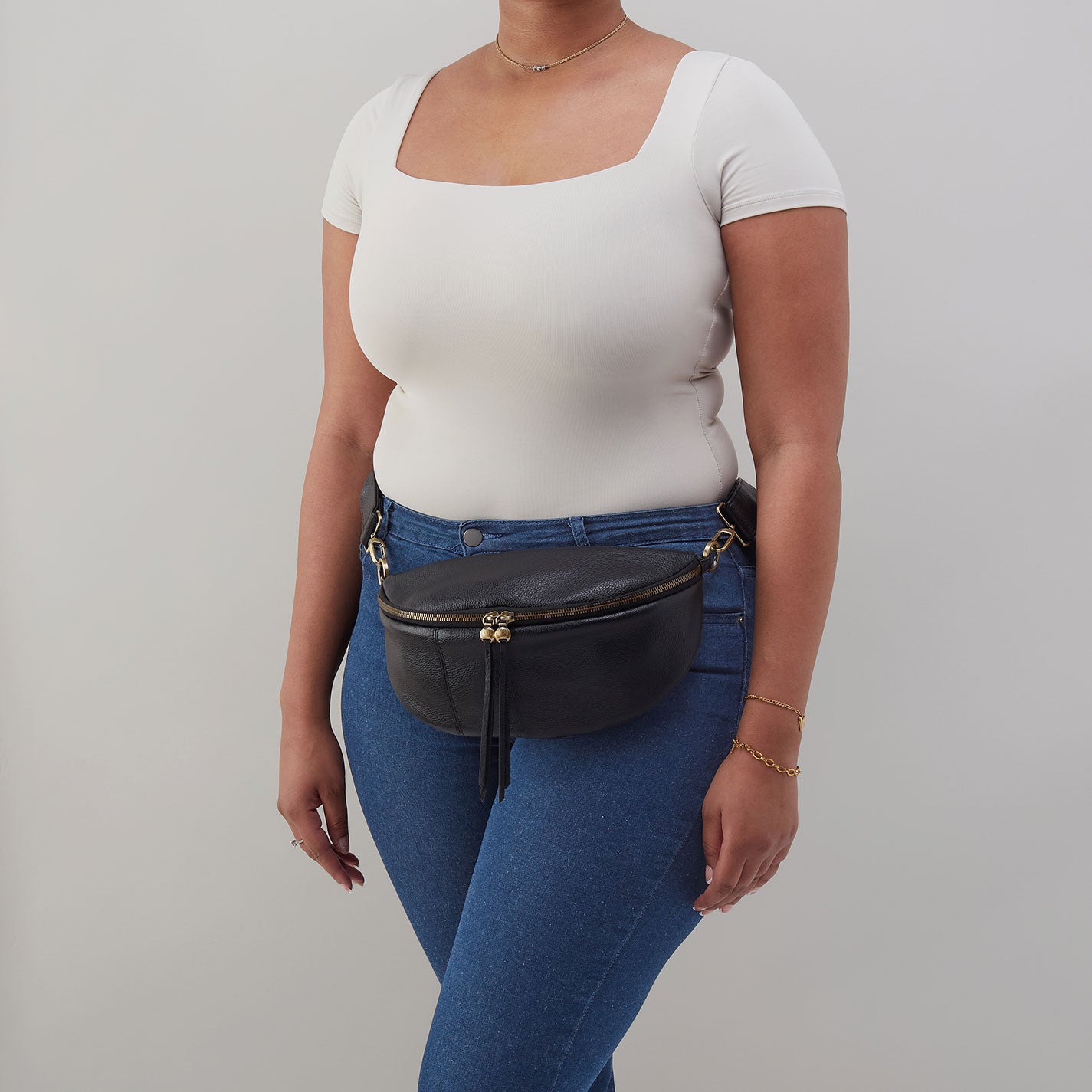 Hunter Medium Belt Bag In Pebbled Leather - Black - Image 5