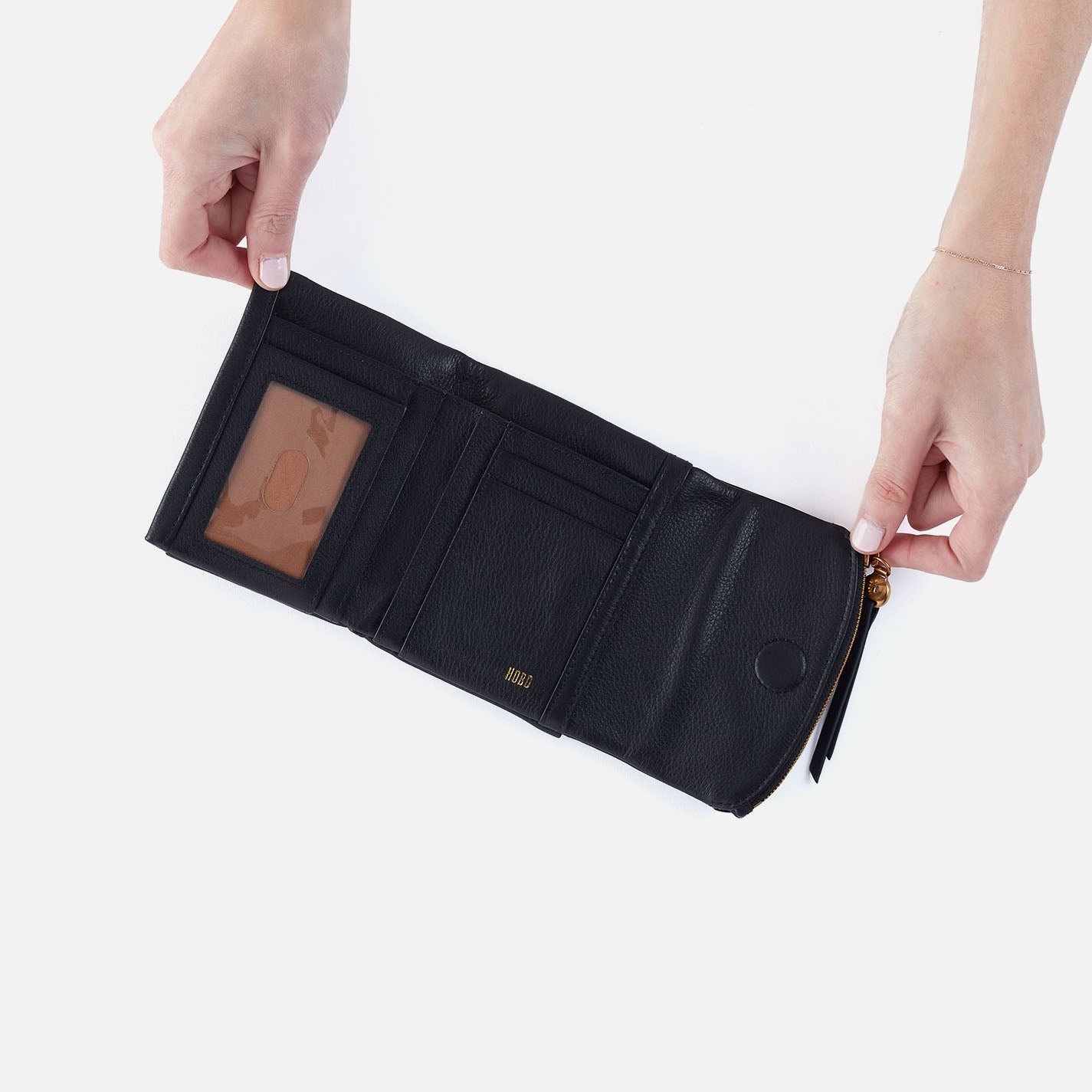 Fern Medium Trifold Wallet In Pebbled Leather - Black - Image 2