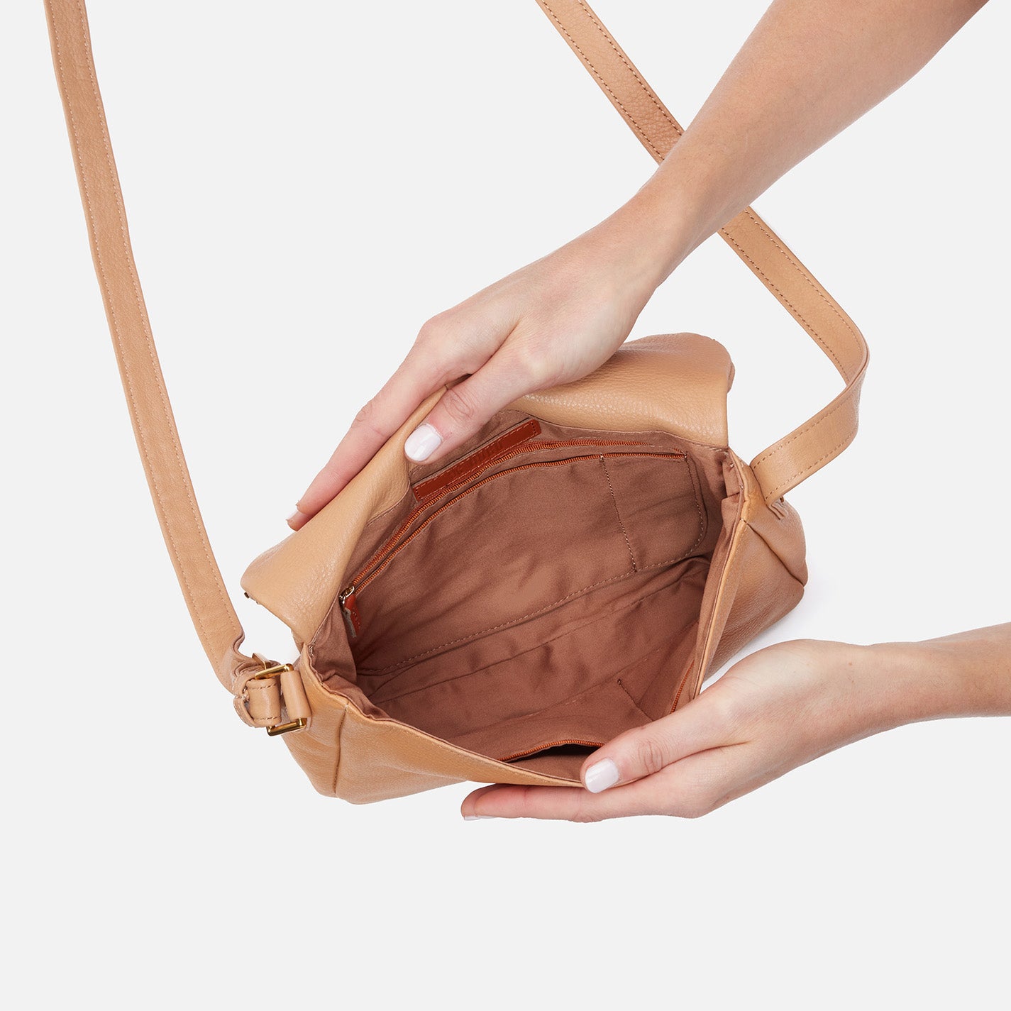 Fern Messenger Crossbody In Pebbled Leather - Sandstorm - Image 3