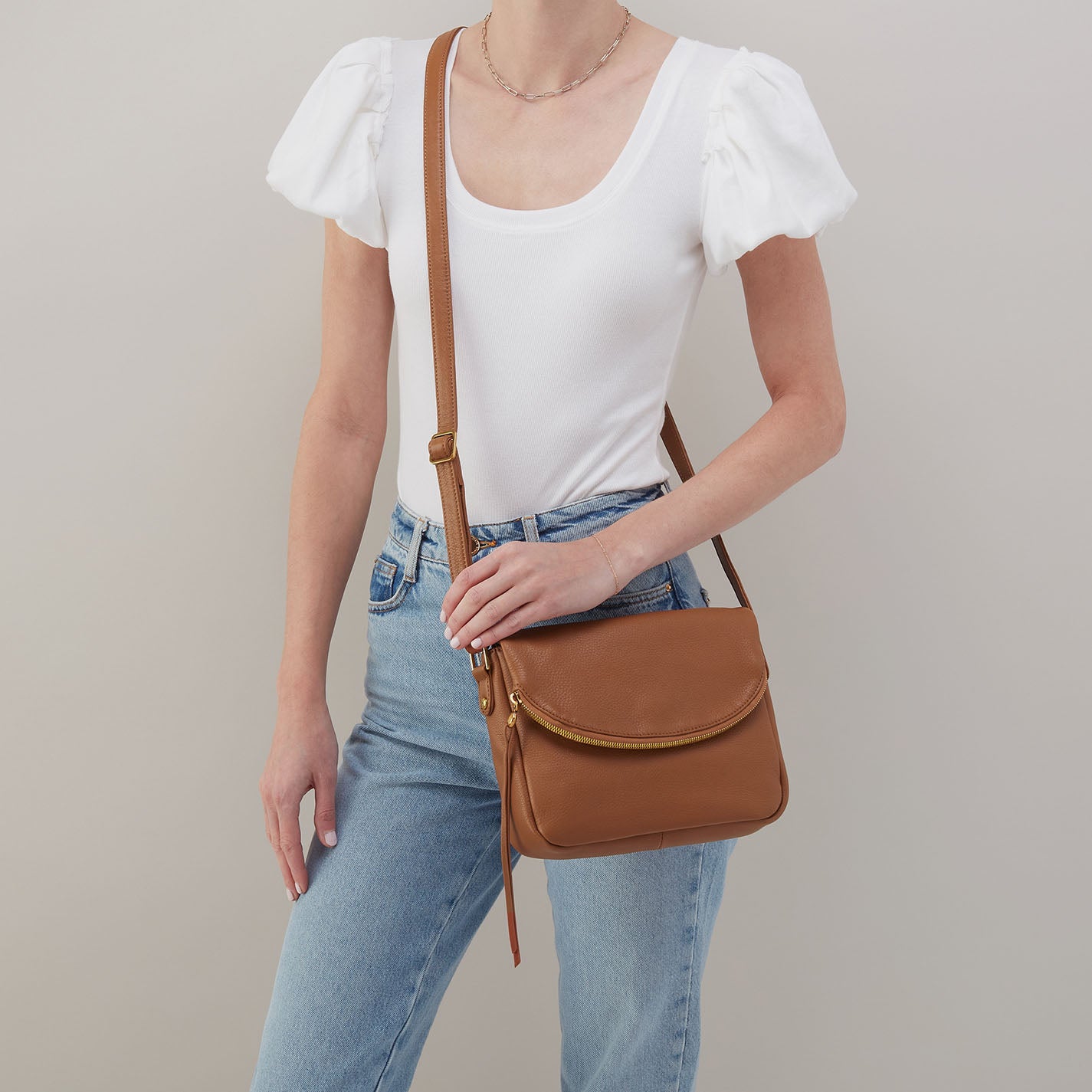 Fern Messenger Crossbody In Pebbled Leather - Warm Honey - Image 2