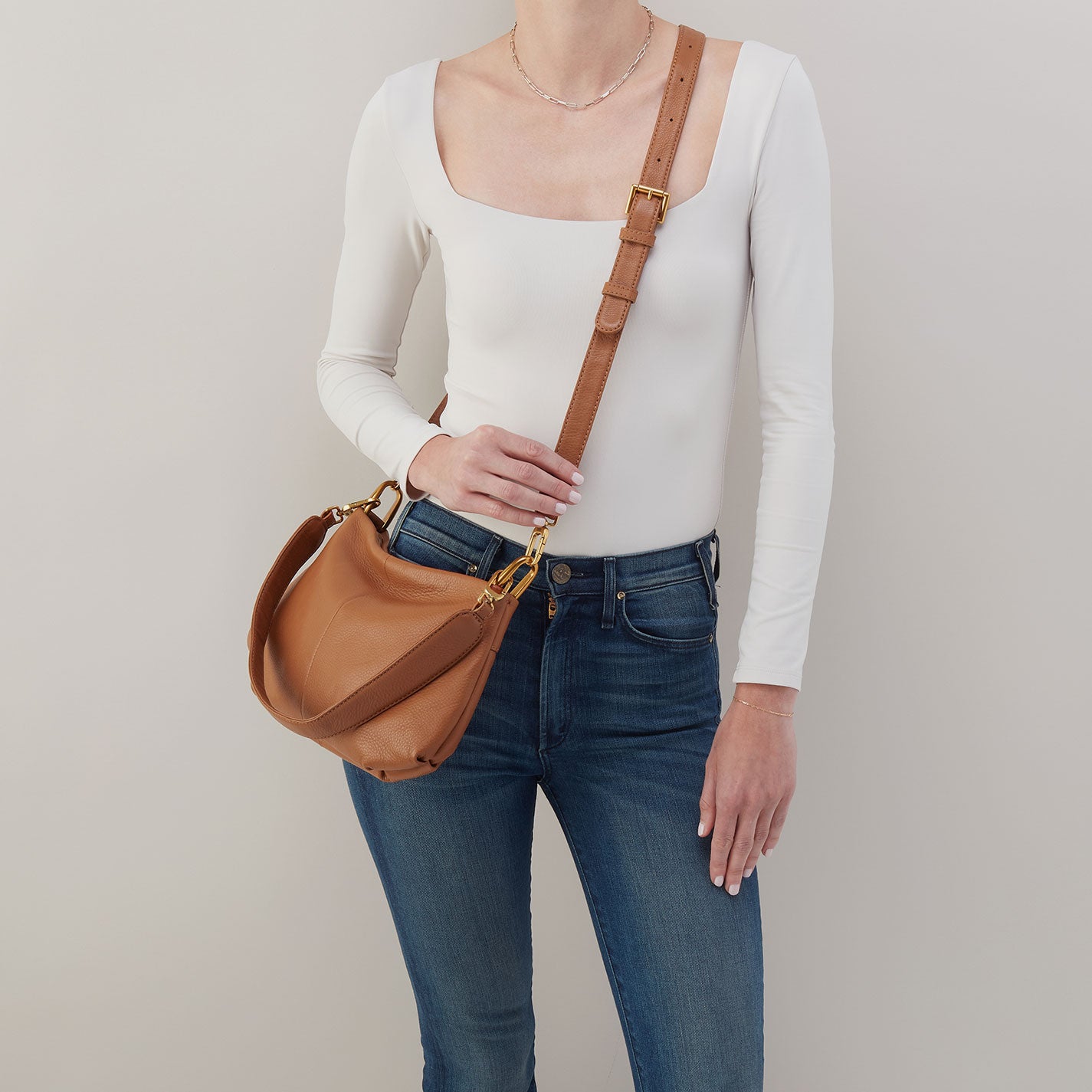 Advance Shoulder Bag In Pebbled Leather - Warm Honey - Image 3