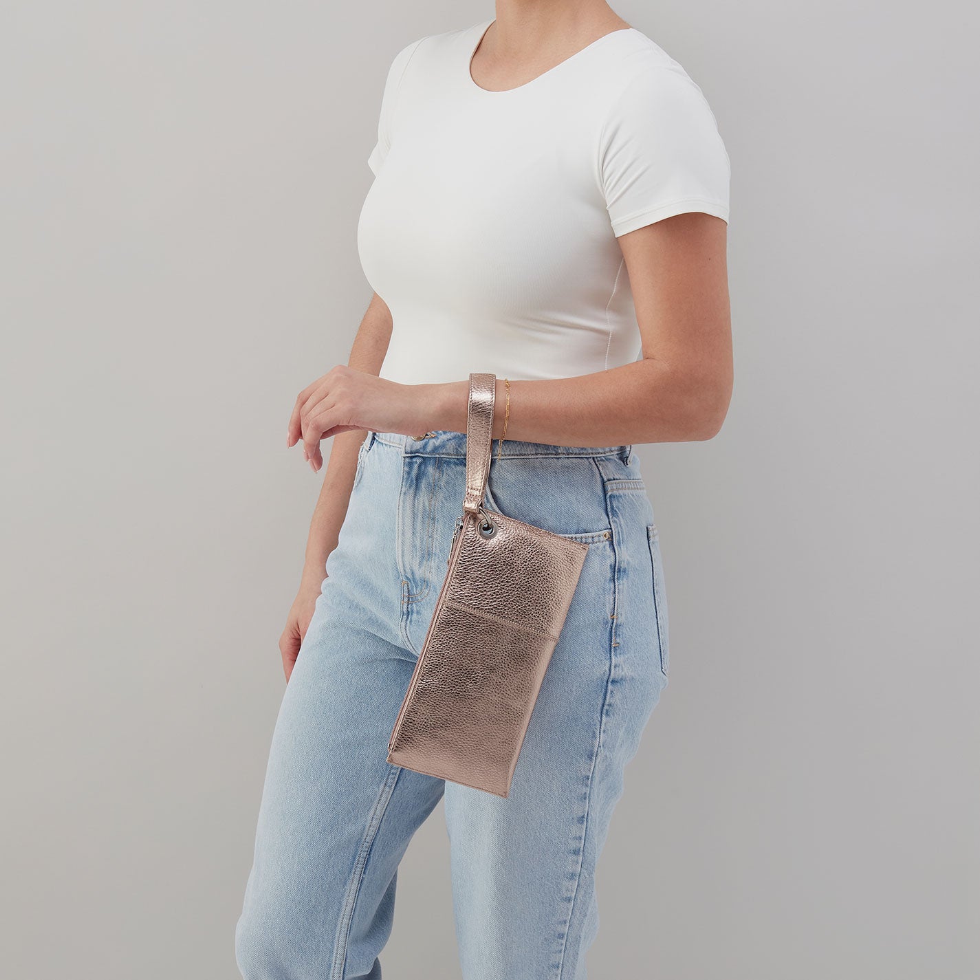 Vida Wristlet In Metallic Leather - Cameo Quartz - Image 3